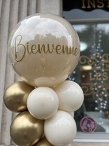 Composition de ballons pour décorer l'entrée de vos boutiques pour une journée anniversaire, un lancement de boutique ou de produits.
