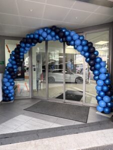 Ballons et accessoires pour attirer l’attention sur une boutique