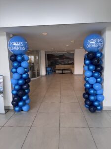 Décoration de vitrine avec ballons personnalisés