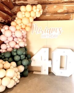 Détail de ballons avec lettrage personnalisé