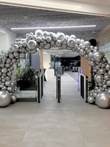 Design d’événement avec ballons, fleurs et mobilier élégant