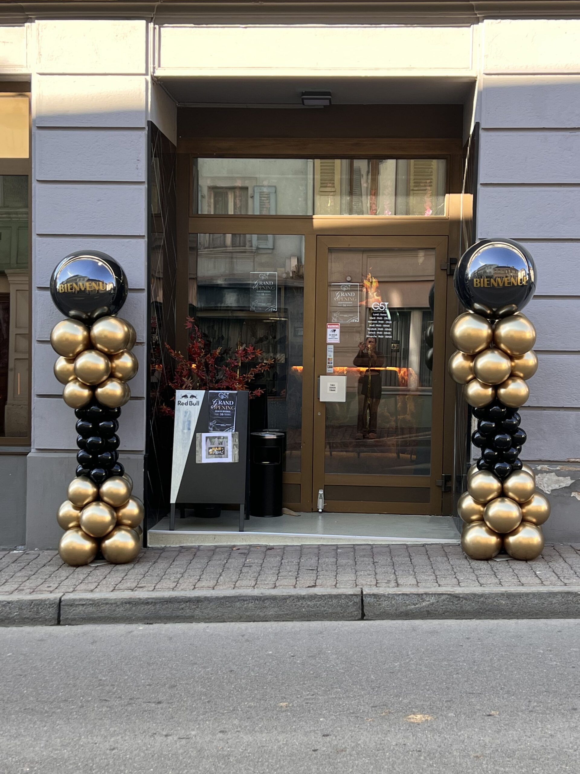Décoration de vitrine et devanture de boutique événementielle