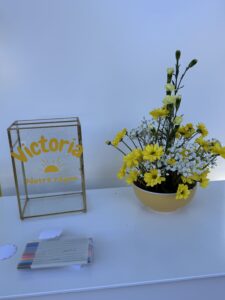 Décoration florale et ballons pour anniversaire