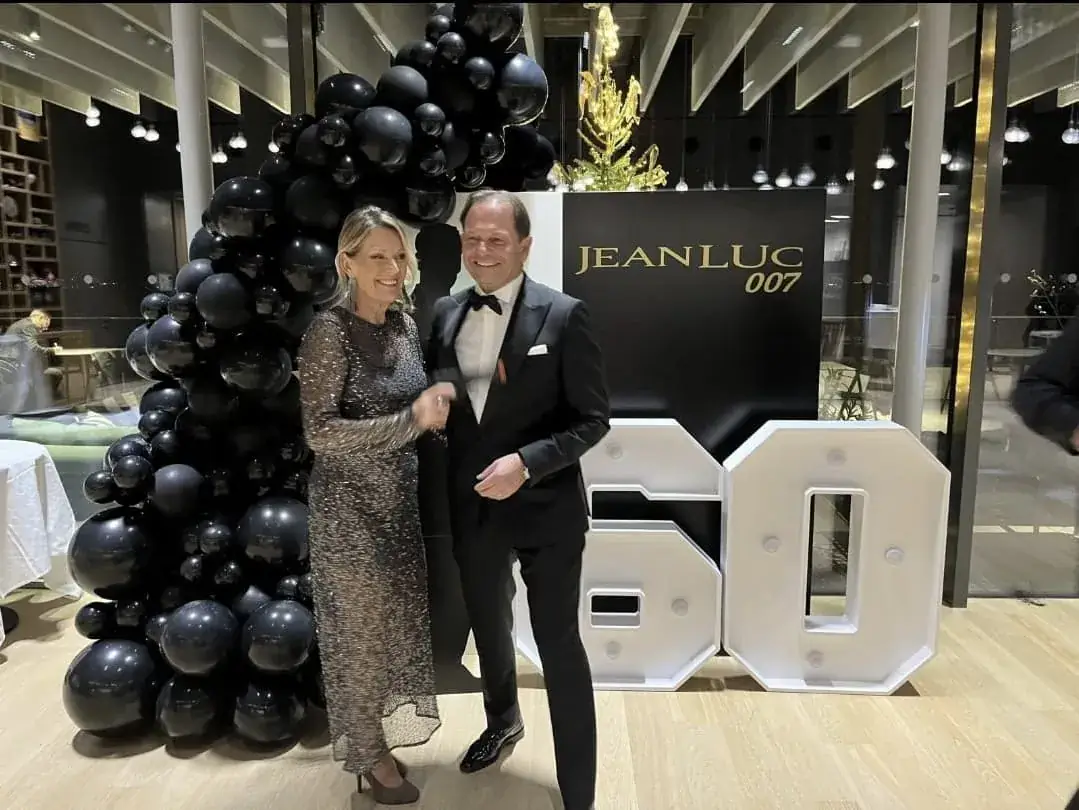 Décoration élégante d'une salle de réception pour l'organisation d'un anniversaire adulte