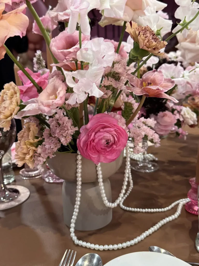Détails de la mise en scène chic d'une table pour accueillir les convives lors d'un événement privé à Lausanne.