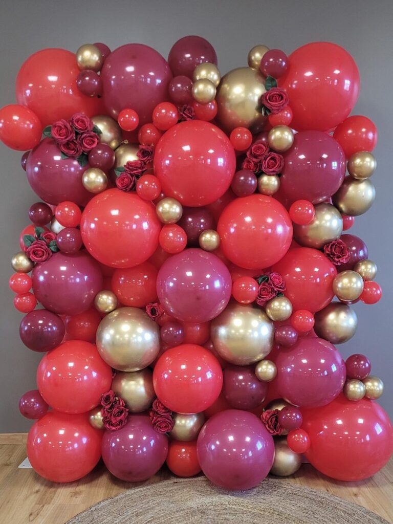 Mur de ballons rouge et doré pour décoration Saint-Valentin