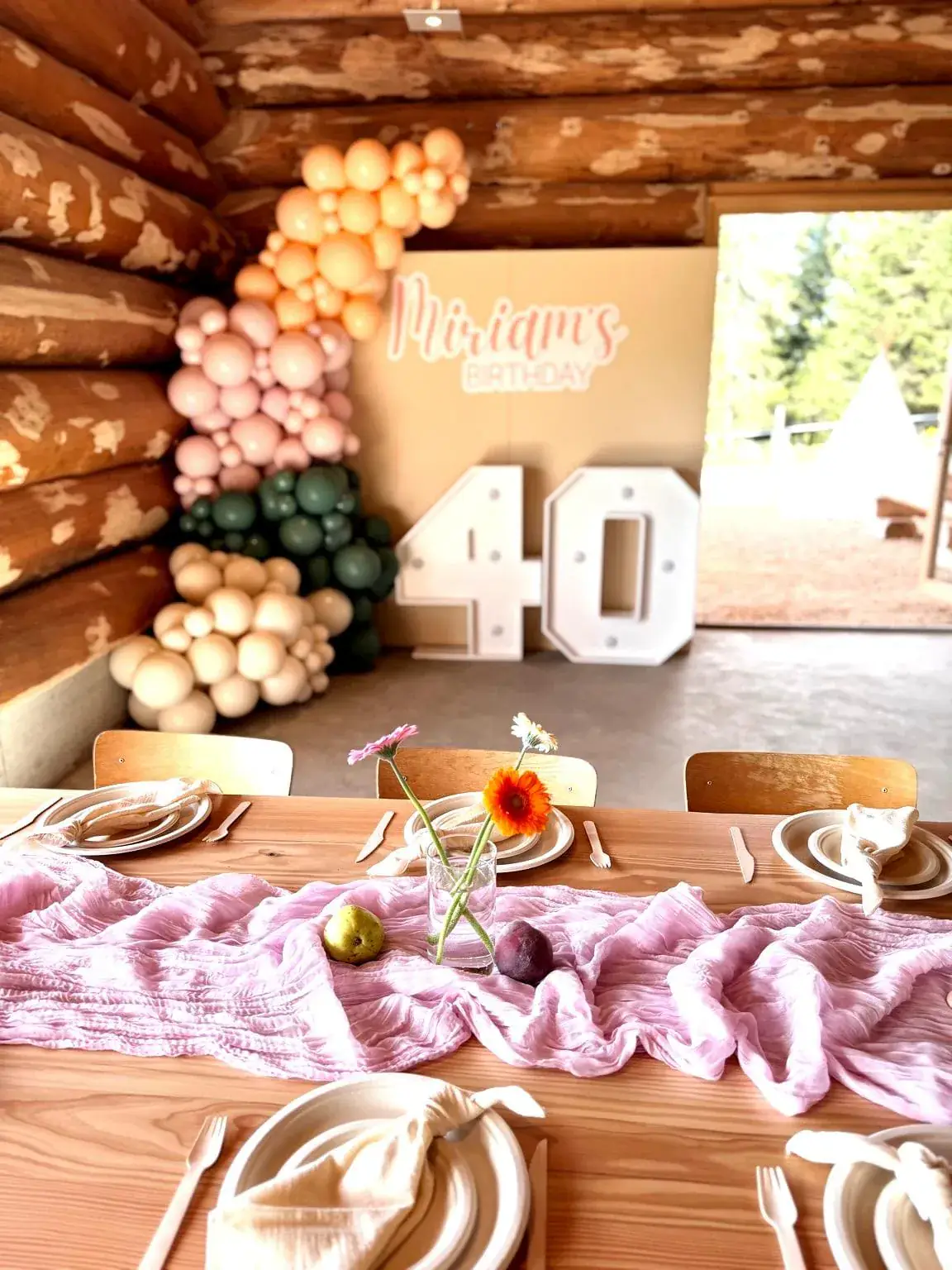 Structure de ballons organiques et chiffres XXL illuminés pour un anniversaire de 40 ans dans le canton de Vaud.