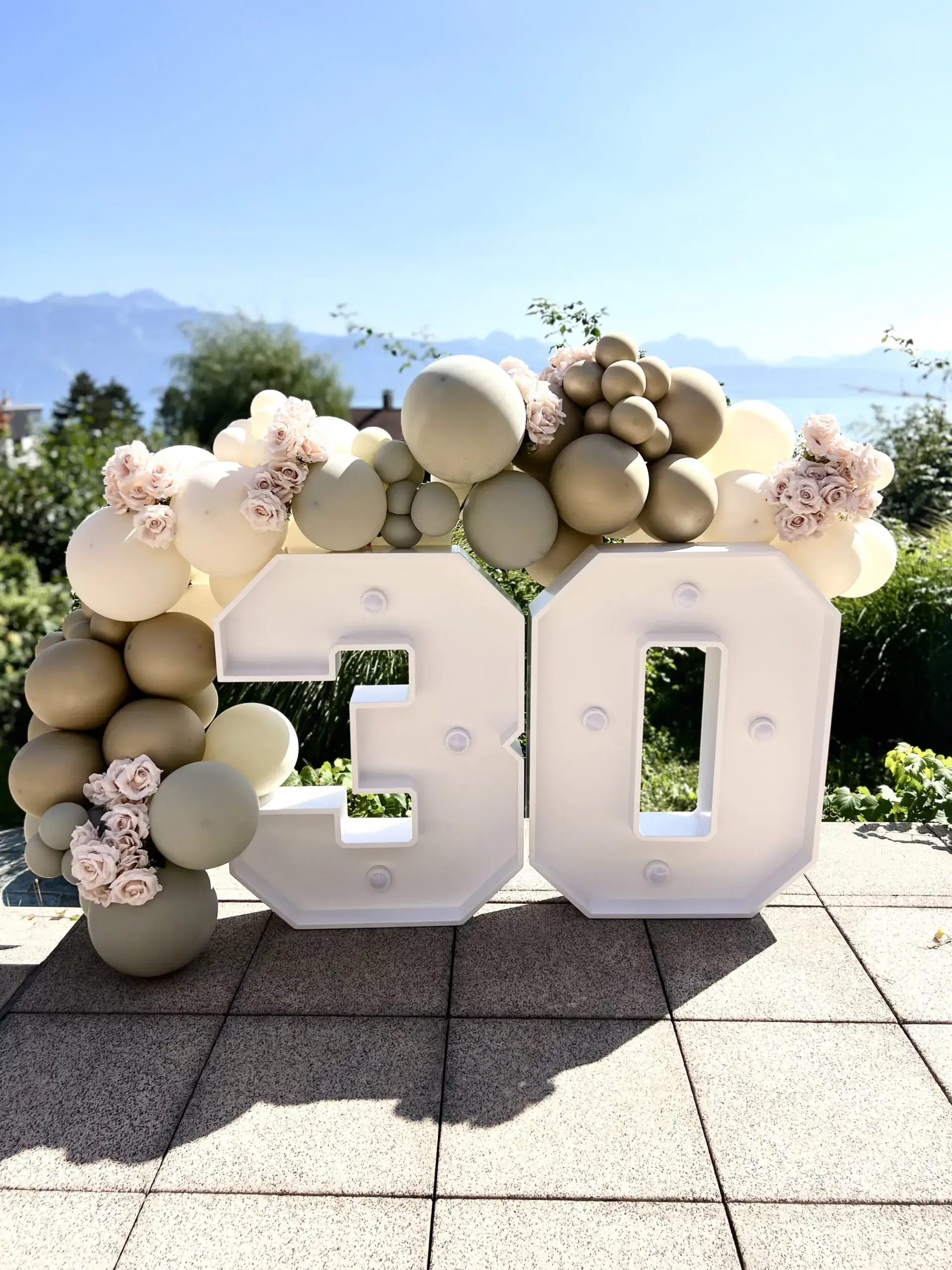 Décoration chic et festive avec ballons dorés pour une célébration de 30 ans à Lausanne.