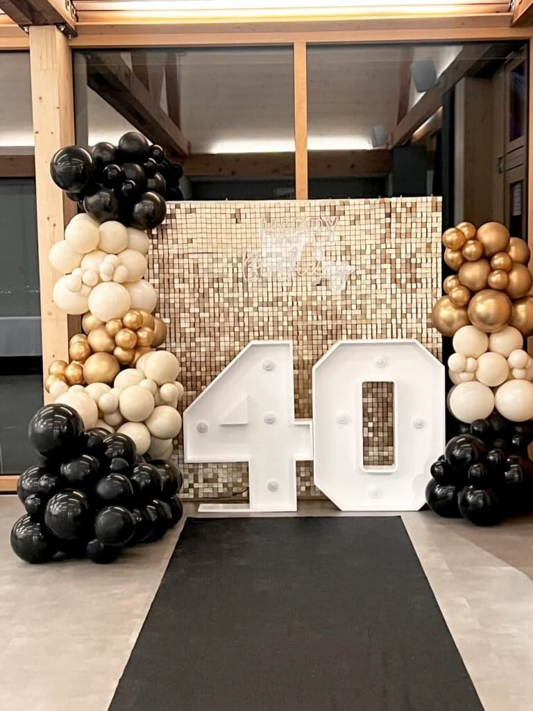 Structure de ballons organiques et chiffres XXL illuminés pour un anniversaire de 40 ans dans le canton de Vaud.