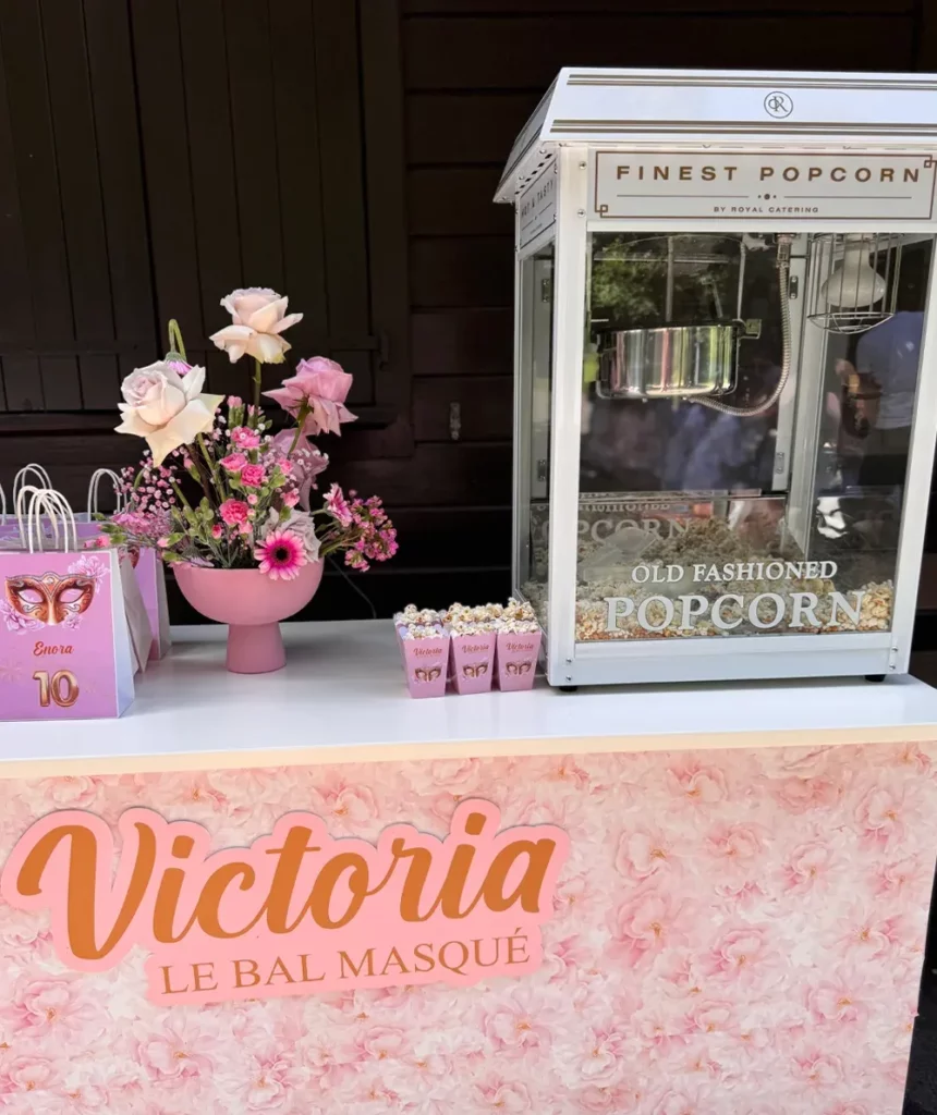 Bar à popcorn et barbe à papa décoré au thème pour anniversaire enfant à Lausanne — Authentique Agence