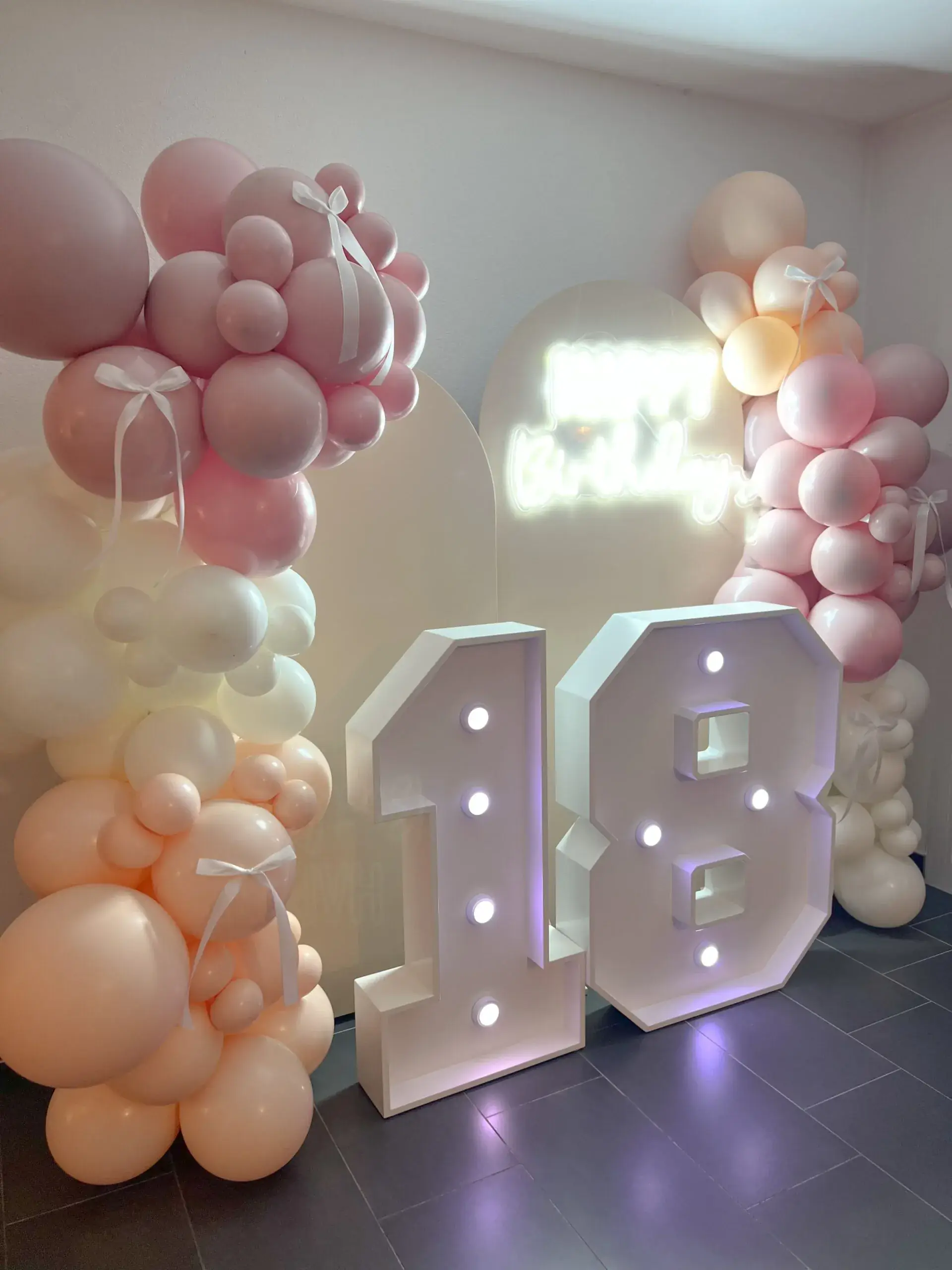 Aménagement d'un espace lounge confortable et décoré pour les invités lors d'un anniversaire en Suisse romande.