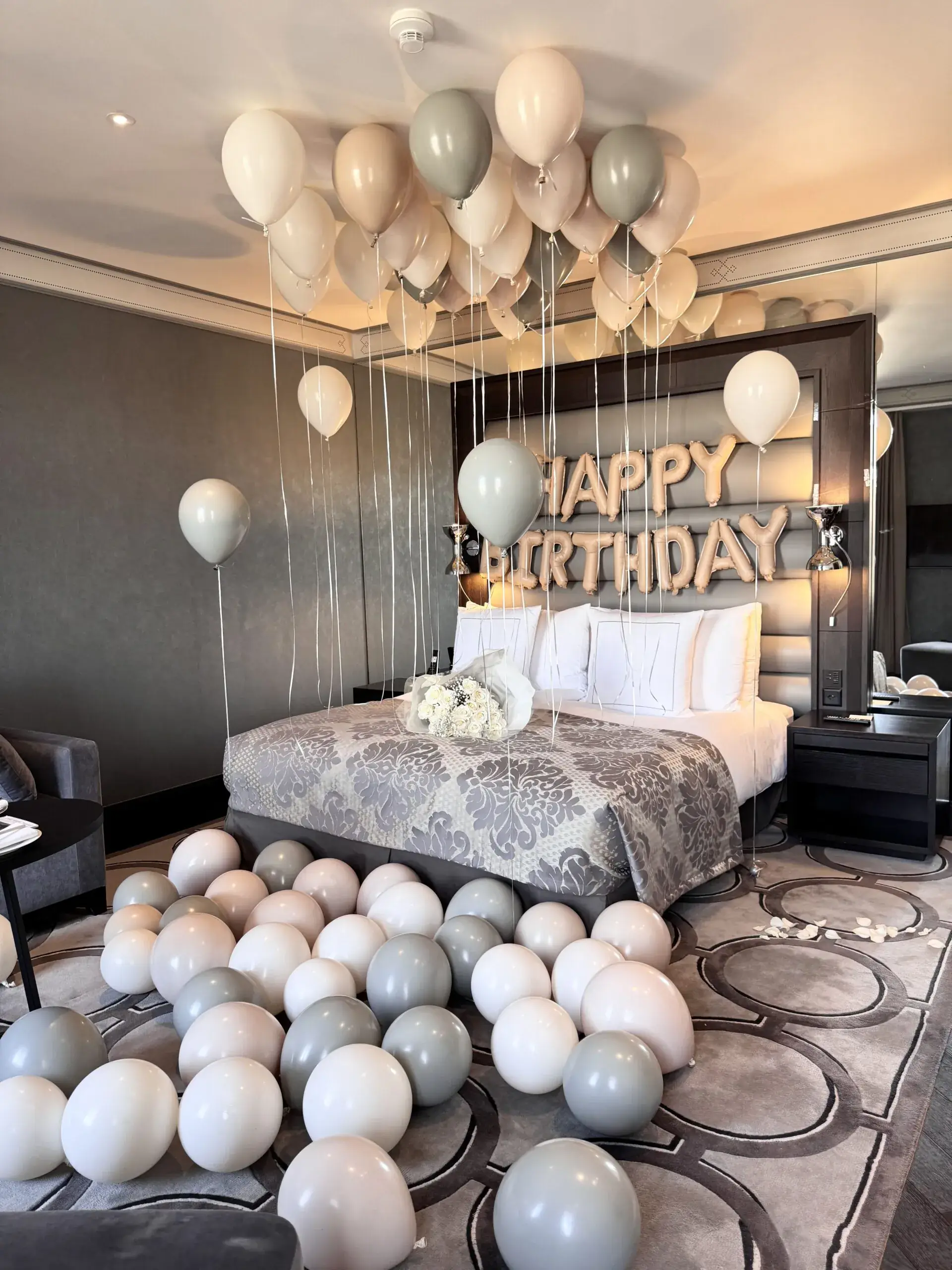 Invités souriants profitant pleinement d'un anniversaire adulte organisé sans charge mentale dans le canton de Vaud.