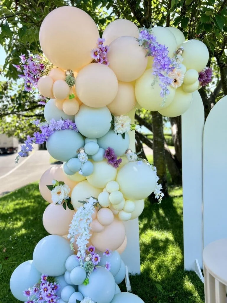 Scénographie féérique et ballons roses pastel pour un anniversaire de petite fille dans le canton de Vaud.