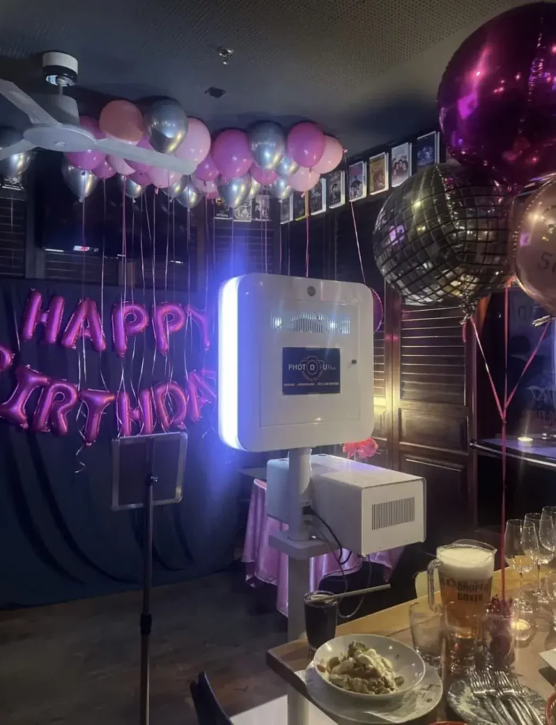 Invités souriants avec leurs tirages photos instantanés, un souvenir inoubliable de l'événement.