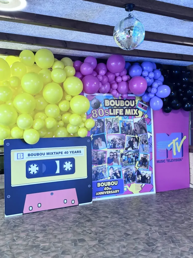 Installation d'une arche de ballons organiques haut de gamme pour un anniversaire surprise à Lausanne.