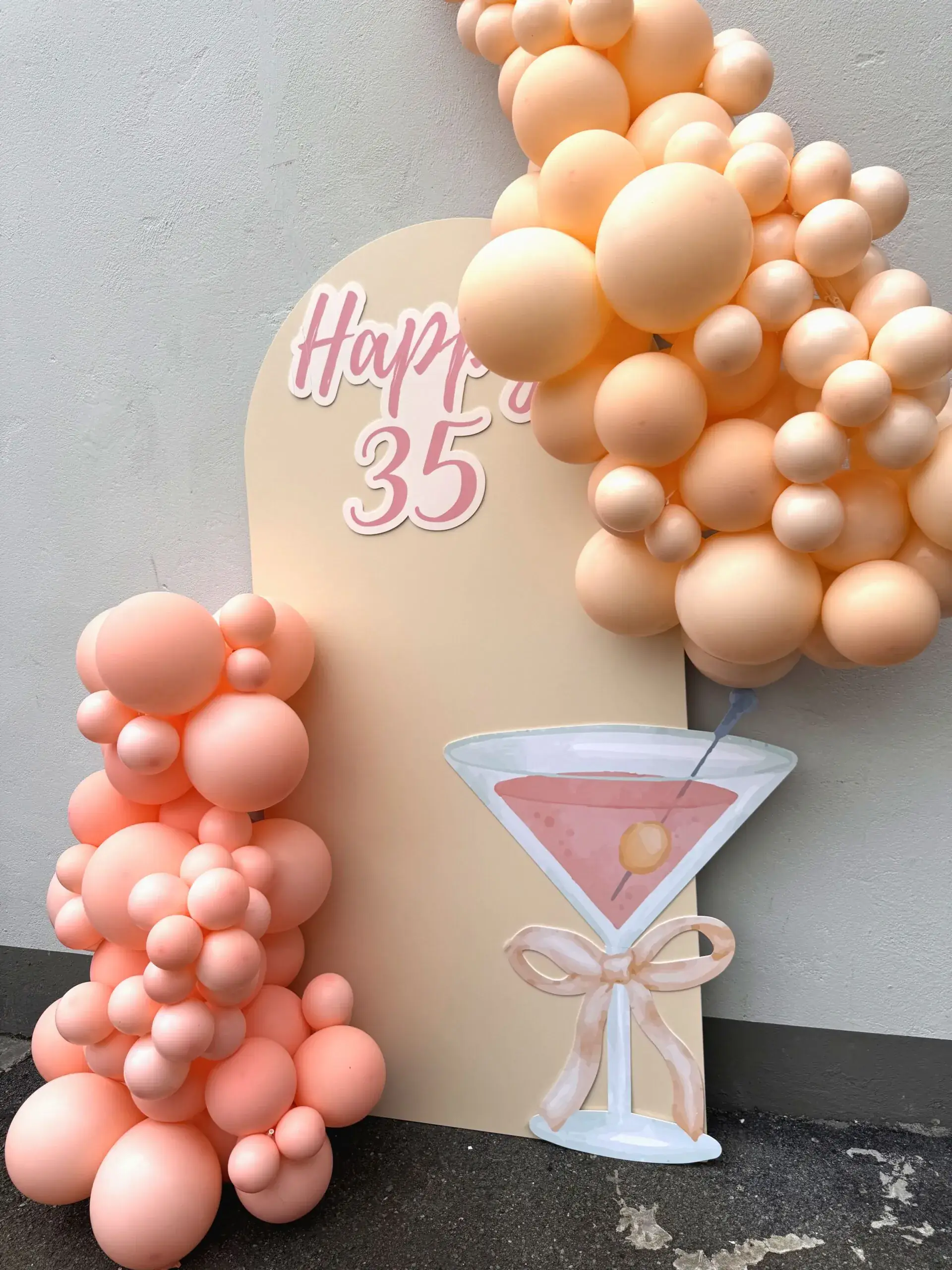 Borne photo photobooth élégante installée pour amuser les invités lors d'un anniversaire adulte dans le canton de Vaud.