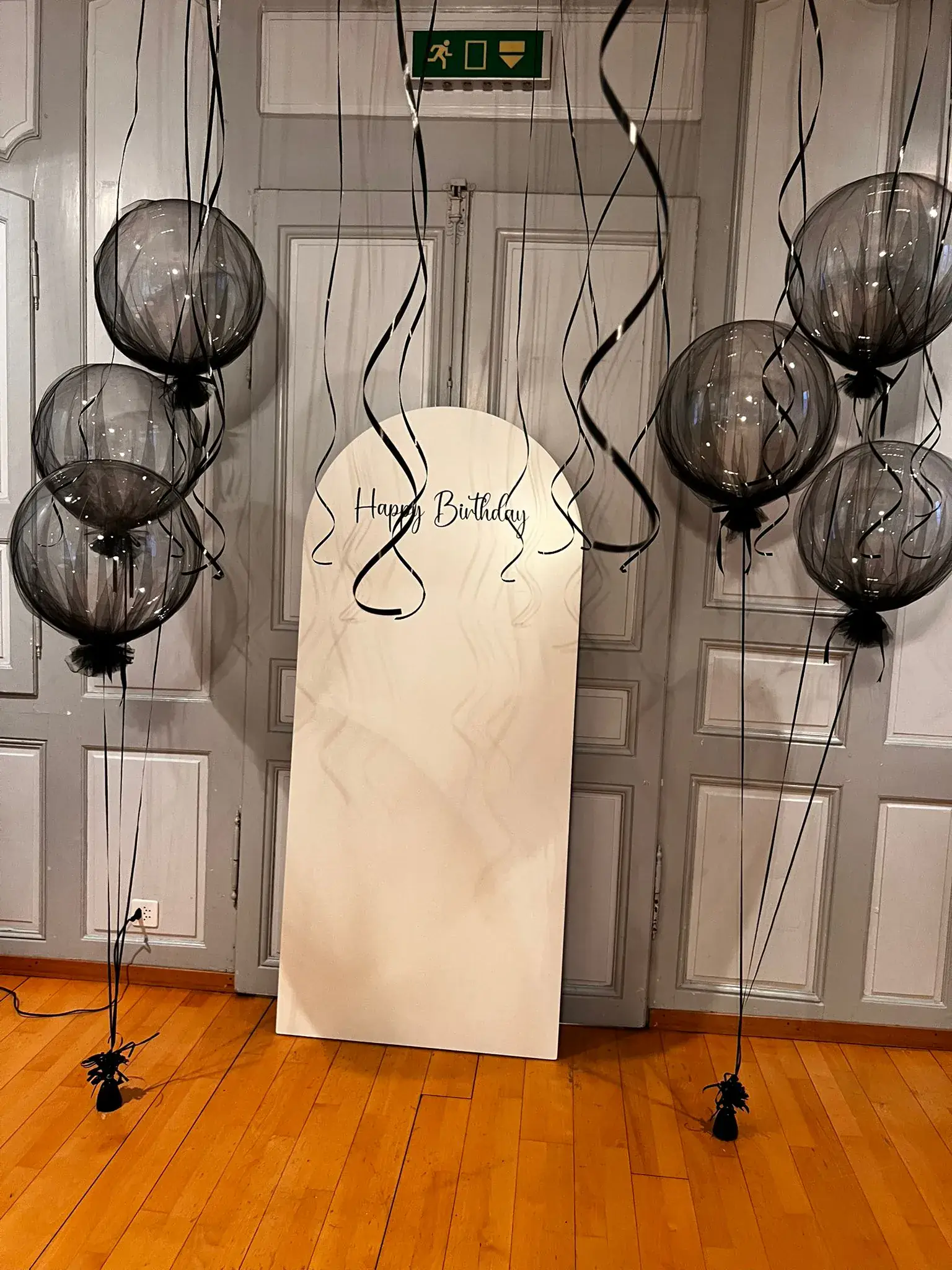 Décoration élégante d'une salle de réception pour l'organisation d'un anniversaire adulte à Lausanne.