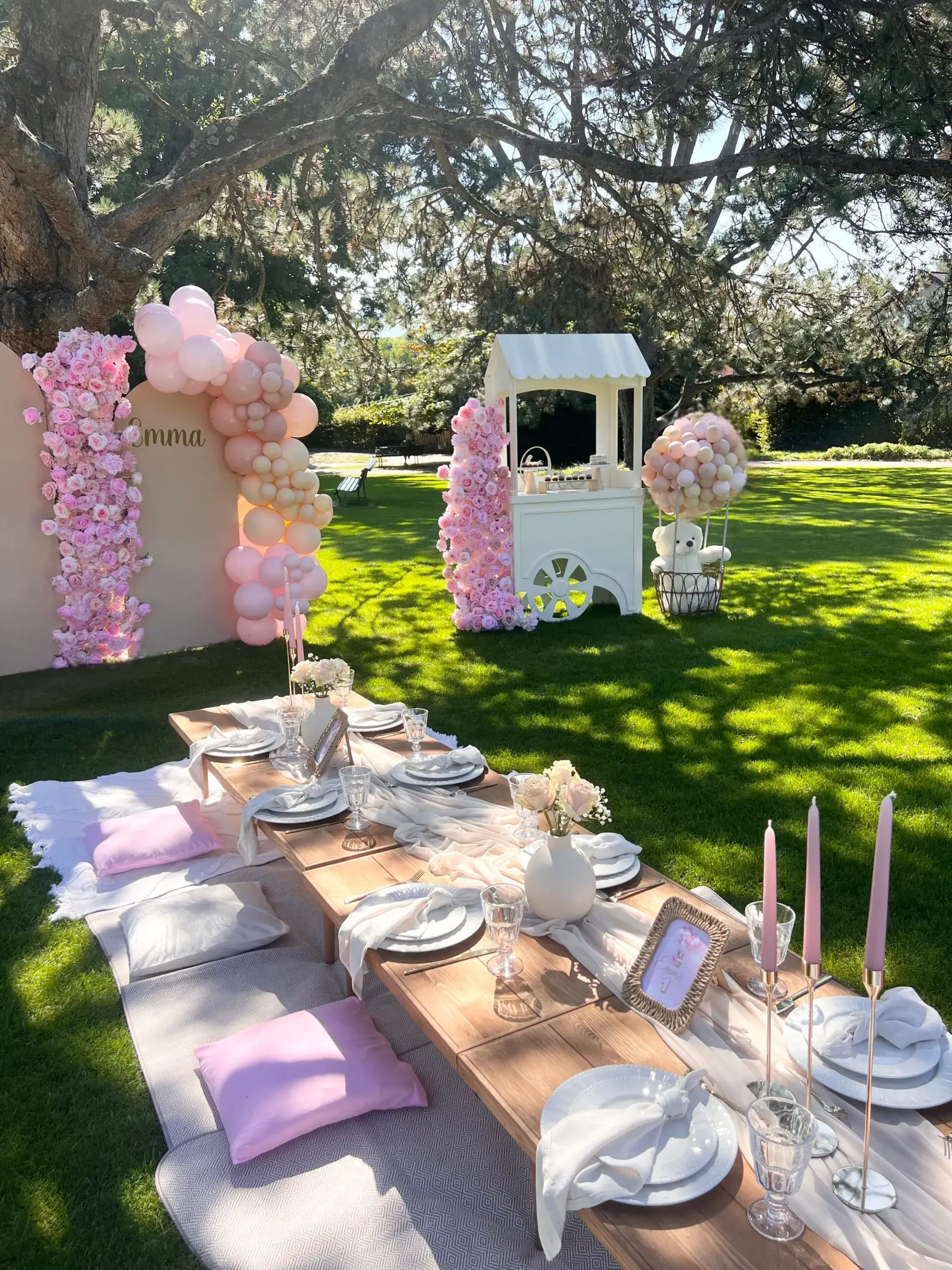 Paola Forestier, event planner d'Authentique, finalisant la décoration d'une salle d'anniversaire à Lausanne.